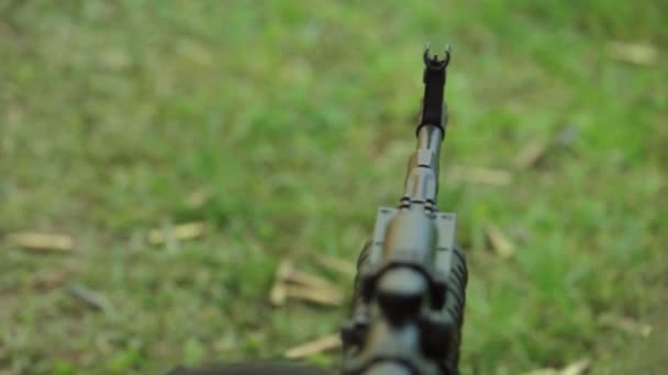 Tireur de fusil pendant le tir. Gros plan — Video