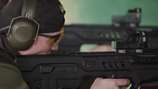 Skytten med ett gevär medan du skjuter — Stockvideo