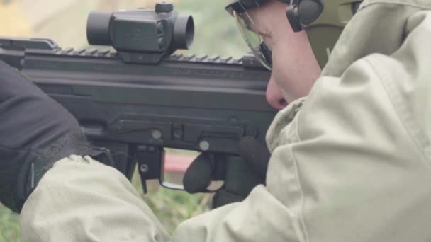 Střelec s puškou při střelbě — Stock video
