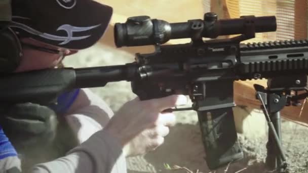 Стрелок с винтовкой во время стрельбы — стоковое видео