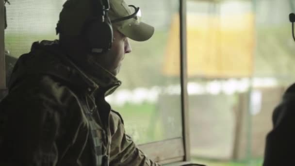 Shooter cu o pușcă în timp ce trage — Videoclip de stoc