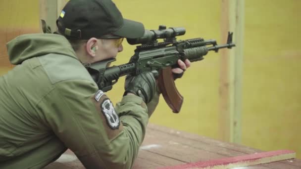 Tirador con un rifle mientras dispara — Vídeos de Stock