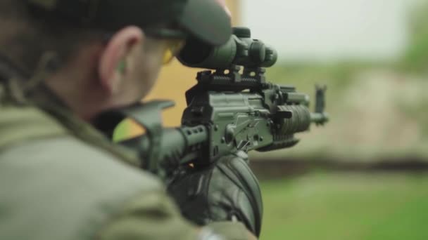 Tirador con un rifle mientras dispara — Vídeo de stock