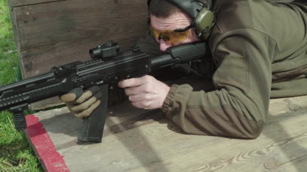 Стрілець з рушницею під час стрілянини. — стокове відео