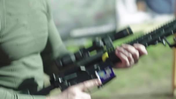 Schutter met een geweer tijdens het schieten — Stockvideo