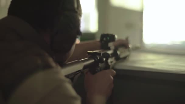 Shooter with a rifle while shooting — Stock Video