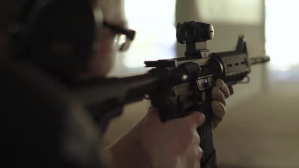 Strzelec ze strzelbą podczas strzelaniny — Wideo stockowe