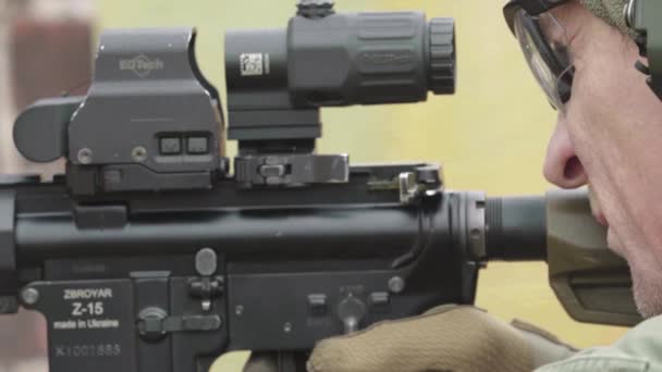 Shooter cu o pușcă în timp ce trage — Videoclip de stoc