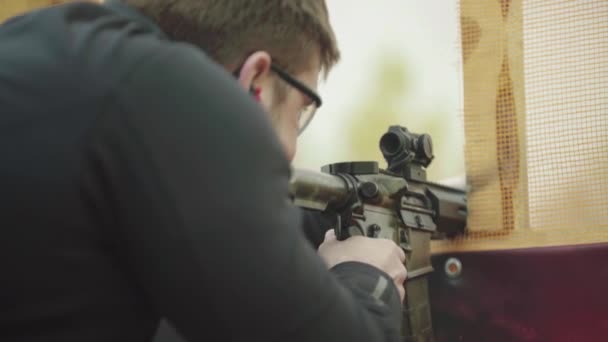 Lövész puskával lövöldözés közben. — Stock videók