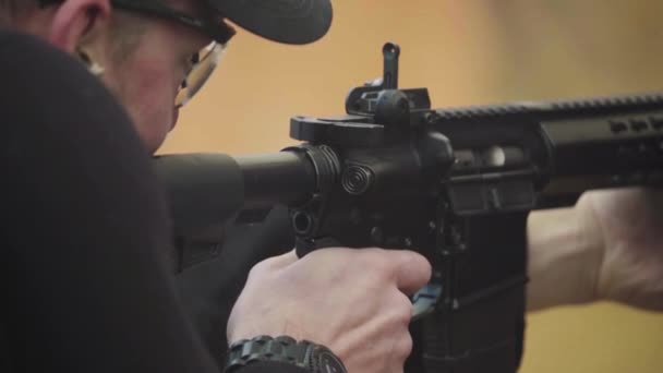 Tirador con un rifle mientras dispara — Vídeos de Stock