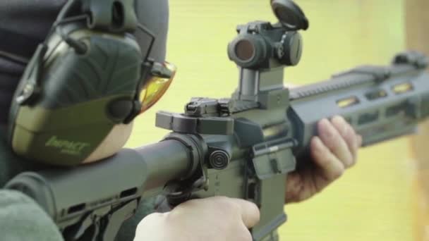 Puška v rukou střelce během natáčení. Zpomal. Detailní záběr. — Stock video
