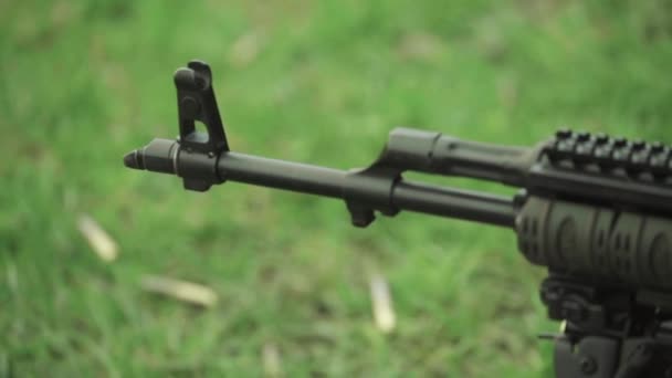 Rifle en las manos de un tirador durante el rodaje. En cámara lenta. Primer plano. — Vídeos de Stock