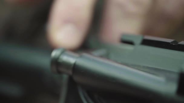Гвинтівка в руках стрільця під час стрільби. Повільний рух. Крупним планом . — стокове відео