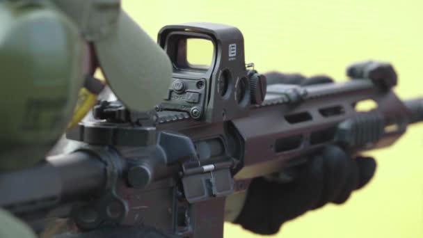 Rifle nas mãos de um atirador durante o tiroteio. Movimento lento. Close-up. — Vídeo de Stock