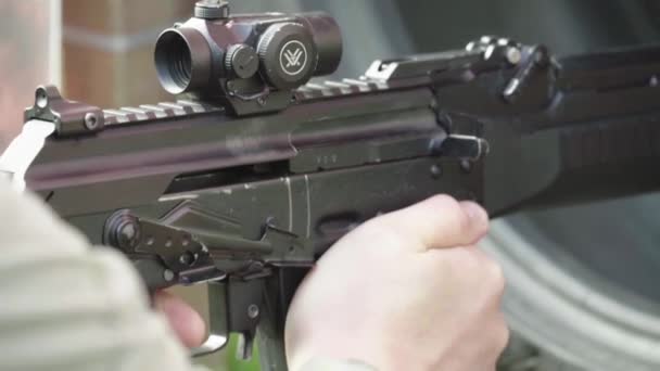 Puška v rukou střelce během natáčení. Zpomal. Detailní záběr. — Stock video
