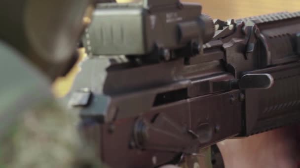 Rifle in de handen van een schutter tijdens het schieten. Langzame beweging. Close-up. — Stockvideo