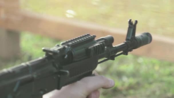 Fusil dans les mains d'un tireur pendant le tir. Au ralenti. Gros plan. — Video