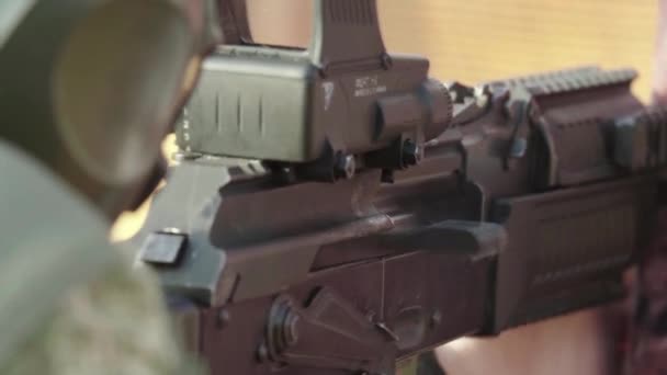 Rifle nas mãos de um atirador durante o tiroteio. Movimento lento. Close-up. — Vídeo de Stock