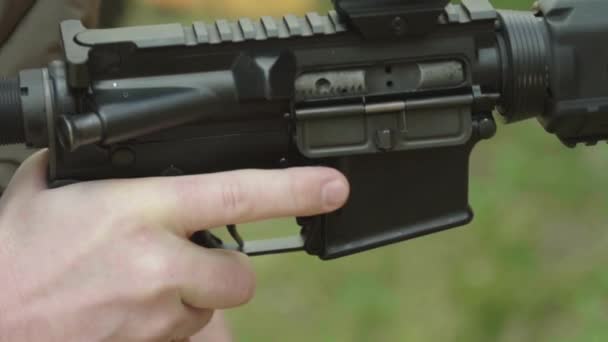 Fusil dans les mains d'un tireur pendant le tir. Au ralenti. Gros plan. — Video