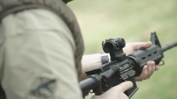 Rifle schieten. Langzame beweging. Close-up. — Stockvideo