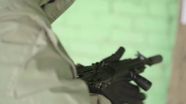 Rifle schieten. Langzame beweging. Close-up. — Stockvideo