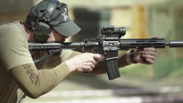 Rifle schieten. Langzame beweging. Close-up. — Stockvideo