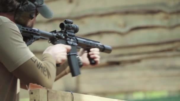 Rifle schieten. Langzame beweging. Close-up. — Stockvideo