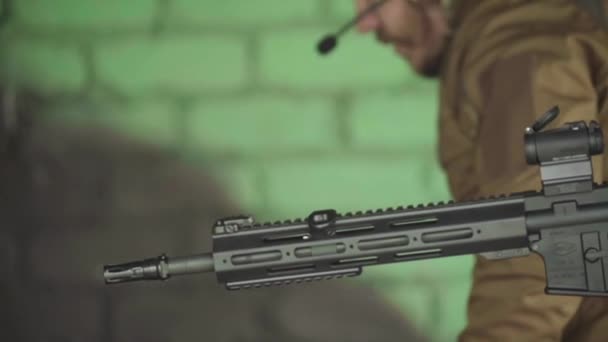 Rifle schieten. Langzame beweging. Close-up. — Stockvideo