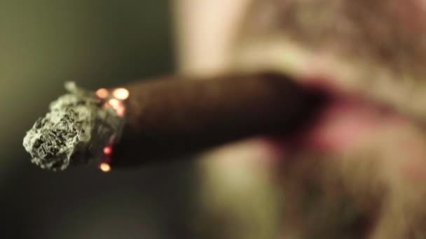 Cigare dans la bouche des fumeurs gros plan. Fumer 