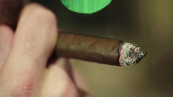 Cigare dans la bouche des fumeurs gros plan. Fumer 