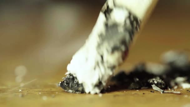 Fumar tabaco cigarrillo primer plano macro . — Vídeo de stock