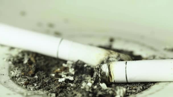 Roken. Een sigaret in een asbak. Een close-up. Blauwe wijting. — Stockvideo