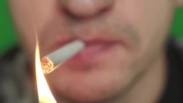 Τσιγάρο στο στόμα καπνιστή. Κοντινό πλάνο. Το κλειδί Chroma. Πράσινο φόντο. — Αρχείο Βίντεο