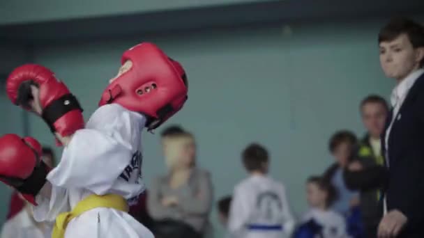 Concursos de Taekwondo. Niños. Kiev. Ucrania — Vídeo de stock