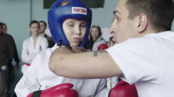 Concursos de Taekwondo. Niños. En cámara lenta. Kiev. Ucrania — Vídeos de Stock