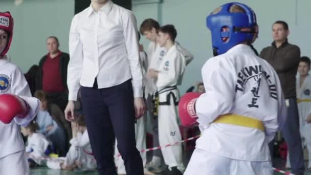 Concursos de Taekwondo. Niños. En cámara lenta. Kiev. Ucrania — Vídeos de Stock