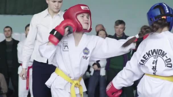 Konkursy Taekwondo. Dzieci. Zwolnij trochę. Kijów. Ukraina — Wideo stockowe