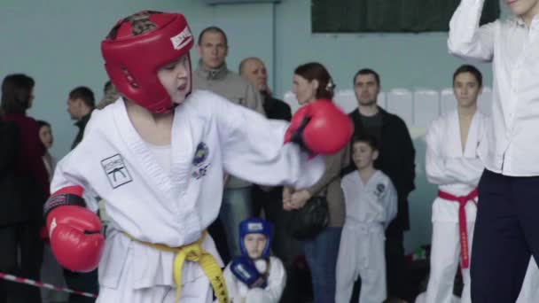 Konkursy Taekwondo. Dzieci. Zwolnij trochę. Kijów. Ukraina — Wideo stockowe