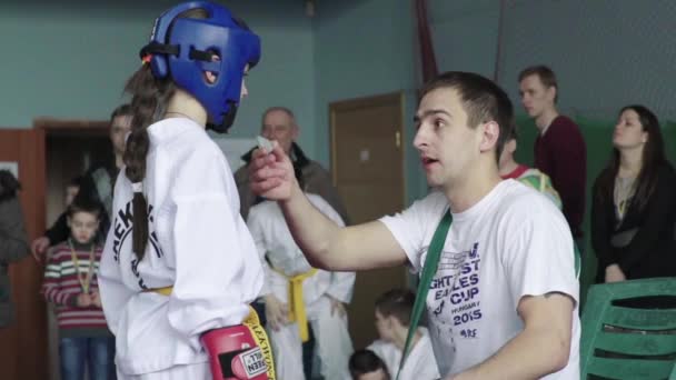 Concursos de Taekwondo. Niños. En cámara lenta. Kiev. Ucrania — Vídeo de stock