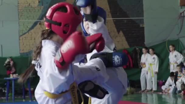 Concursos de Taekwondo. Niños. En cámara lenta. Kiev. Ucrania — Vídeo de stock