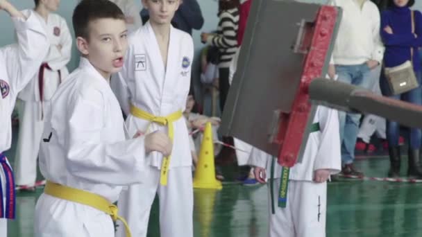 Taekwondo-tävlingar. Barn. Sakta i backarna. Kiev. Ukraina — Stockvideo