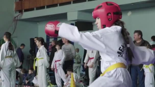 Concursos de Taekwondo. Niños. En cámara lenta. Kiev. Ucrania — Vídeos de Stock