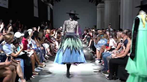 Modeshow. Groep van modellen lopen op de catwalk. Langzame beweging — Stockvideo