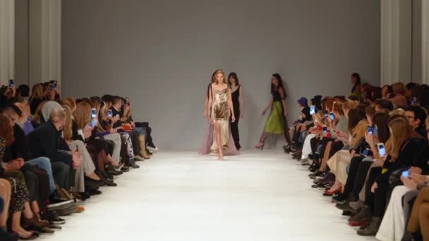 Fashion show. Kelompok model berjalan di atas catwalk. Gerakan lambat — Stok Video