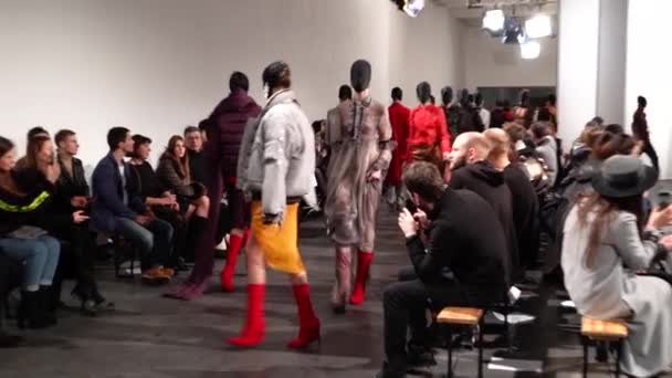 Défilé. Groupe de mannequins marchant sur le podium. Mouvement lent — Video