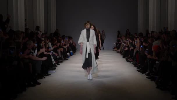 Modeshow. Groep van modellen lopen op de catwalk. Langzame beweging — Stockvideo