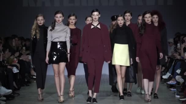 Desfile de moda. Grupo de modelos andando na passarela. Movimento lento — Vídeo de Stock