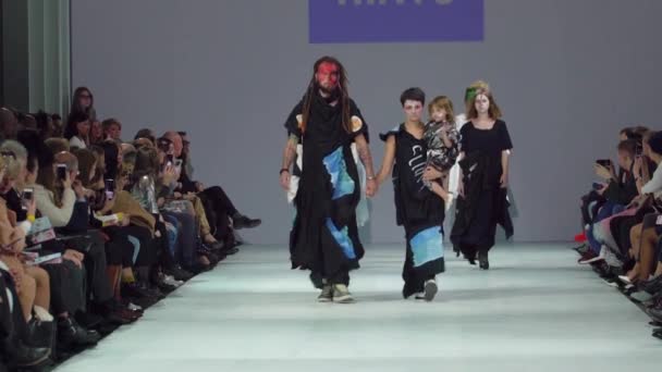 Modeshow. Groep van modellen lopen op de catwalk. Langzame beweging — Stockvideo