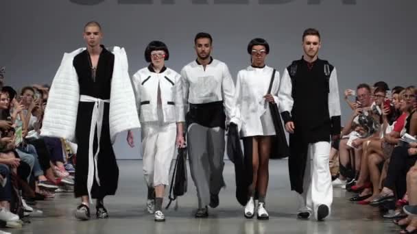 Modeshow. Groep van modellen lopen op de catwalk. Langzame beweging — Stockvideo