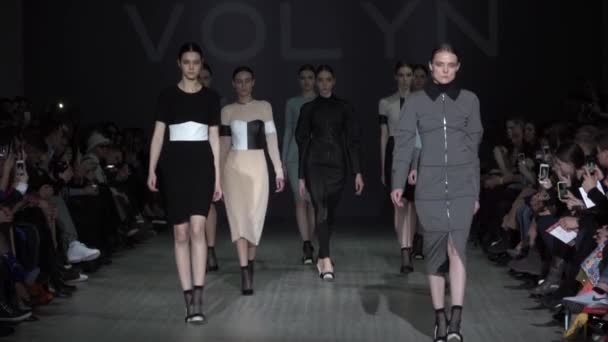 Défilé. Groupe de mannequins marchant sur le podium. Mouvement lent — Video